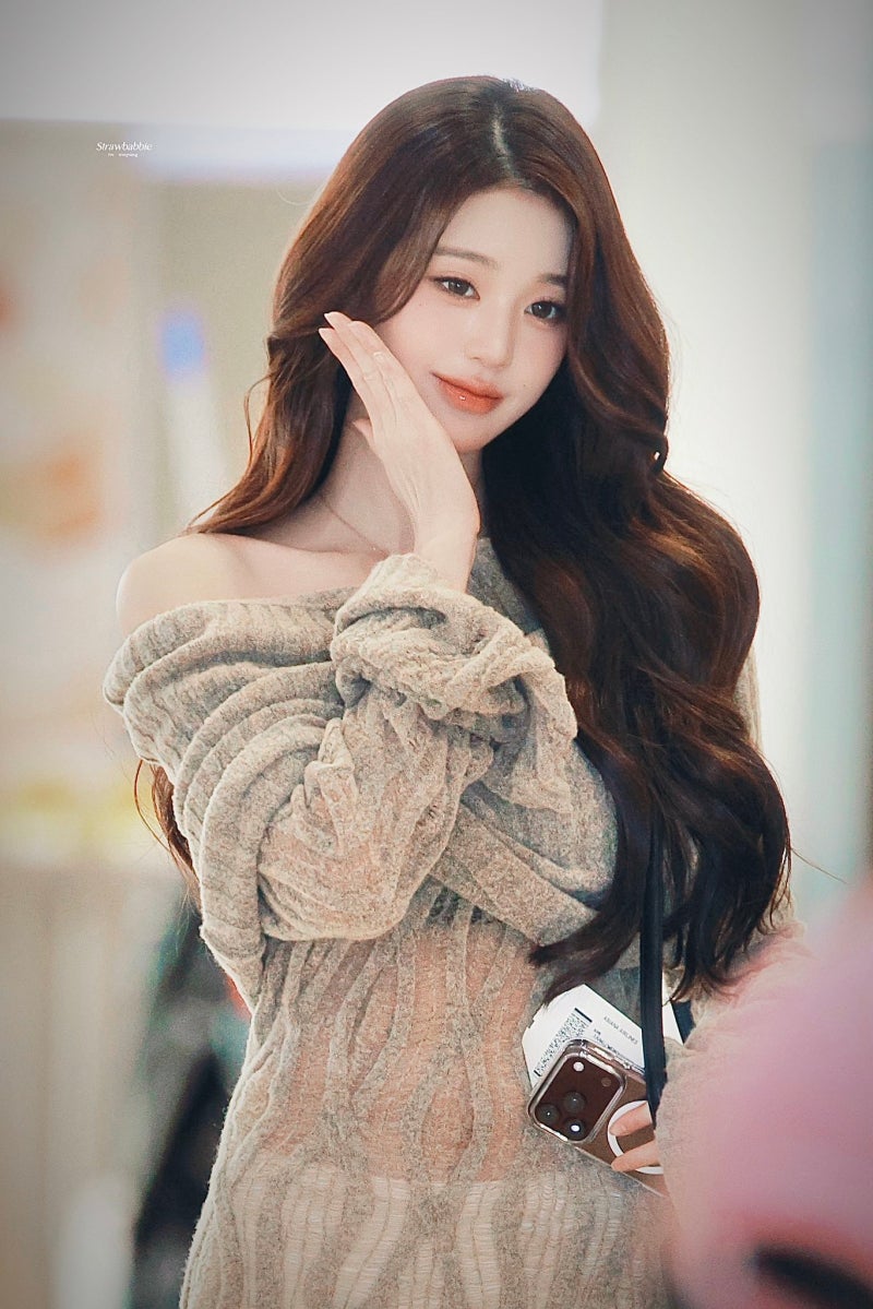 She truly looks like a heroine in a melodrama..🍂 Jang Won-young’s airport fashion, exploding with delicate charm, looks like she shot an autumn melodrama in a knit dress🧡