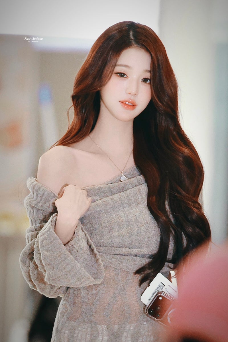 She truly looks like a heroine in a melodrama..🍂 Jang Won-young’s airport fashion, exploding with delicate charm, looks like she shot an autumn melodrama in a knit dress🧡