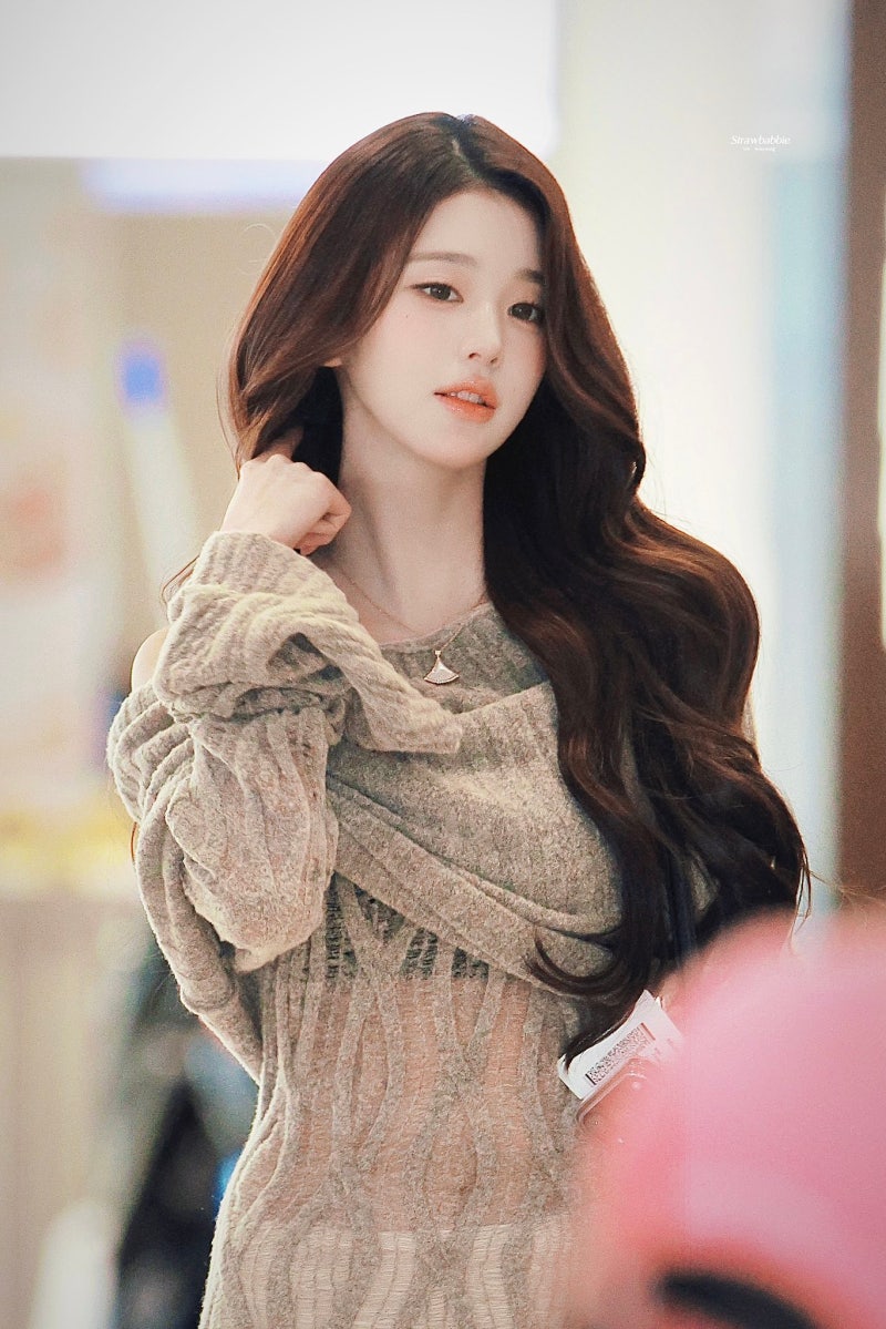 She truly looks like a heroine in a melodrama..🍂 Jang Won-young’s airport fashion, exploding with delicate charm, looks like she shot an autumn melodrama in a knit dress🧡