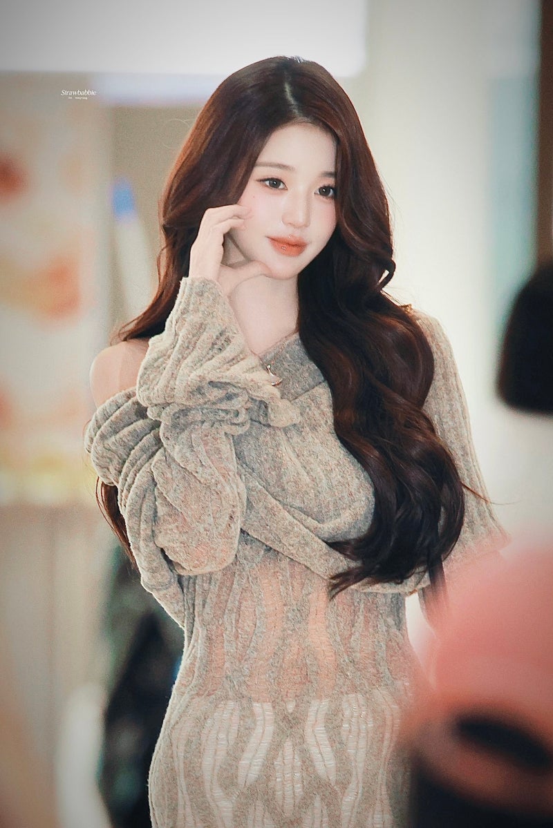 She truly looks like a heroine in a melodrama..🍂 Jang Won-young’s airport fashion, exploding with delicate charm, looks like she shot an autumn melodrama in a knit dress🧡