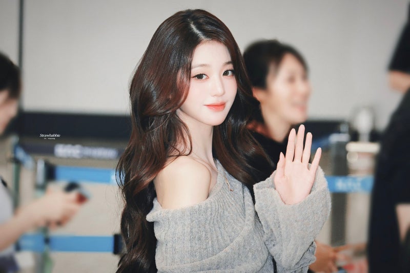 She truly looks like a heroine in a melodrama..🍂 Jang Won-young’s airport fashion, exploding with delicate charm, looks like she shot an autumn melodrama in a knit dress🧡