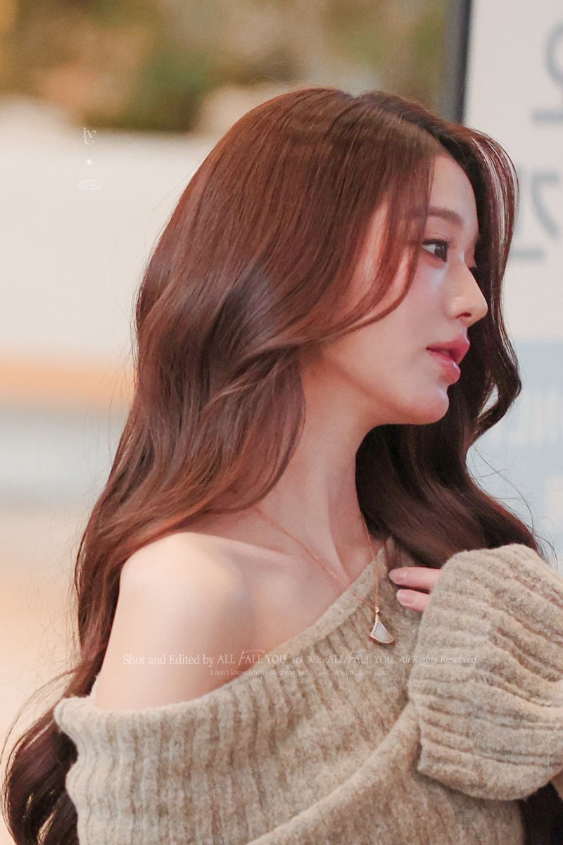 She truly looks like a heroine in a melodrama..🍂 Jang Won-young’s airport fashion, exploding with delicate charm, looks like she shot an autumn melodrama in a knit dress🧡