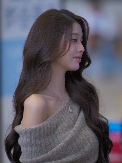 She truly looks like a heroine in a melodrama..🍂 Jang Won-young’s airport fashion, exploding with delicate charm, looks like she shot an autumn melodrama in a knit dress🧡