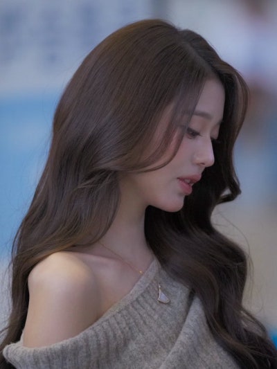 She truly looks like a heroine in a melodrama..🍂 Jang Won-young’s airport fashion, exploding with delicate charm, looks like she shot an autumn melodrama in a knit dress🧡