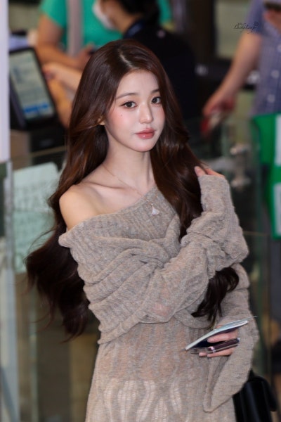She truly looks like a heroine in a melodrama..🍂 Jang Won-young’s airport fashion, exploding with delicate charm, looks like she shot an autumn melodrama in a knit dress🧡
