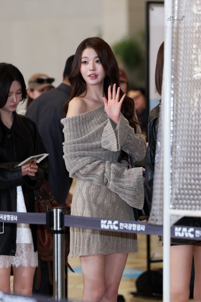 She truly looks like a heroine in a melodrama..🍂 Jang Won-young’s airport fashion, exploding with delicate charm, looks like she shot an autumn melodrama in a knit dress🧡