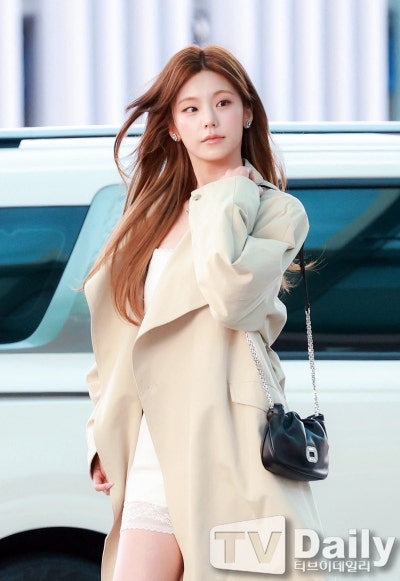 Seriously, she’s a super beauty with an insane goddess vibe..🧡 Roger Goddess Yeji’s airport fashion summons the autumn woman with a lace dress and trench coat combination🍂