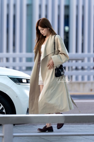 Seriously, she’s a super beauty with an insane goddess vibe..🧡 Roger Goddess Yeji’s airport fashion summons the autumn woman with a lace dress and trench coat combination🍂