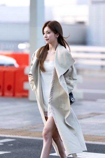 Seriously, she’s a super beauty with an insane goddess vibe..🧡 Roger Goddess Yeji’s airport fashion summons the autumn woman with a lace dress and trench coat combination🍂