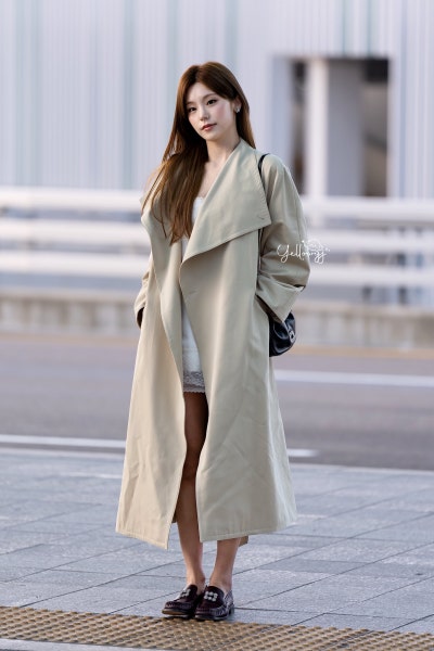 Seriously, she’s a super beauty with an insane goddess vibe..🧡 Roger Goddess Yeji’s airport fashion summons the autumn woman with a lace dress and trench coat combination🍂