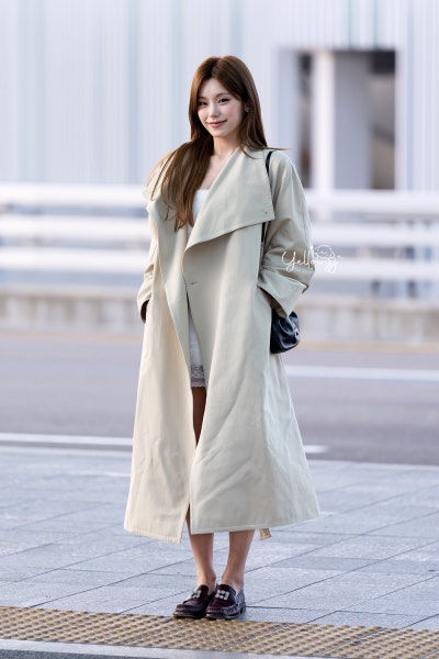 Seriously, she’s a super beauty with an insane goddess vibe..🧡 Roger Goddess Yeji’s airport fashion summons the autumn woman with a lace dress and trench coat combination🍂