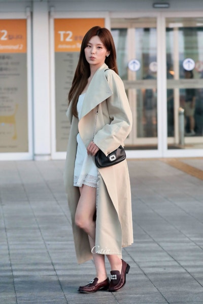 Seriously, she’s a super beauty with an insane goddess vibe..🧡 Roger Goddess Yeji’s airport fashion summons the autumn woman with a lace dress and trench coat combination🍂