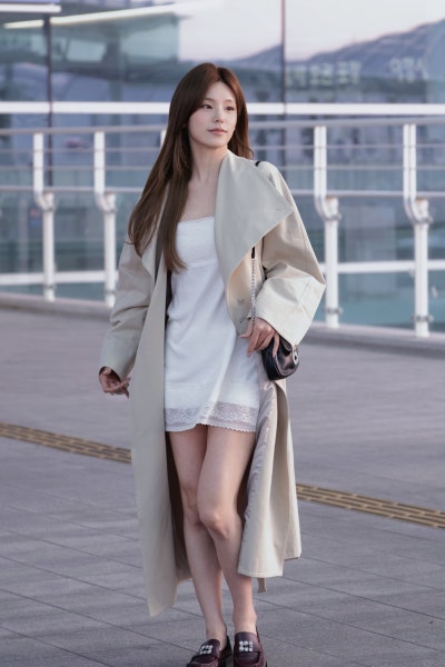 Seriously, she’s a super beauty with an insane goddess vibe..🧡 Roger Goddess Yeji’s airport fashion summons the autumn woman with a lace dress and trench coat combination🍂