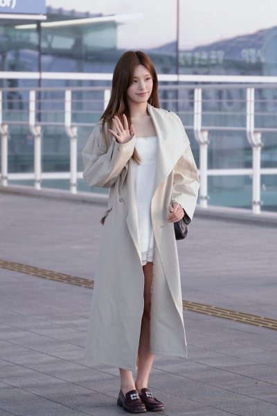 Seriously, she’s a super beauty with an insane goddess vibe..🧡 Roger Goddess Yeji’s airport fashion summons the autumn woman with a lace dress and trench coat combination🍂