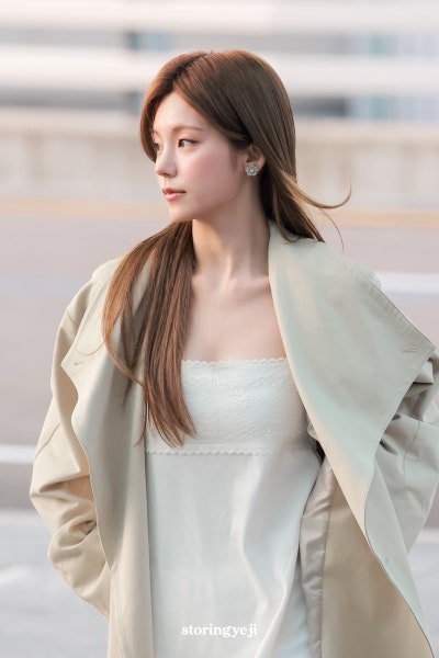 Seriously, she’s a super beauty with an insane goddess vibe..🧡 Roger Goddess Yeji’s airport fashion summons the autumn woman with a lace dress and trench coat combination🍂