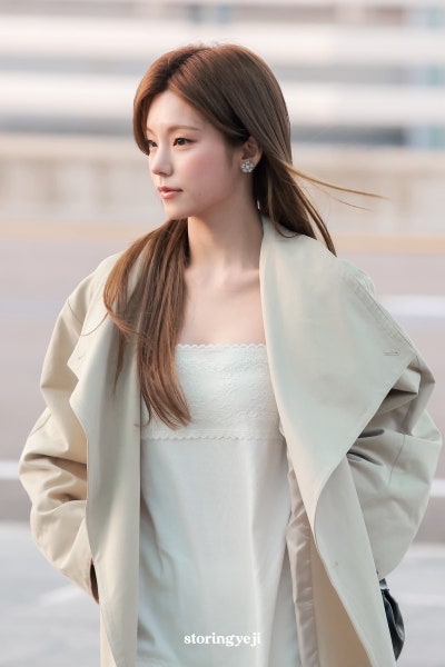 Seriously, she’s a super beauty with an insane goddess vibe..🧡 Roger Goddess Yeji’s airport fashion summons the autumn woman with a lace dress and trench coat combination🍂