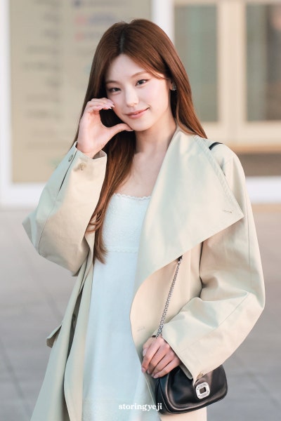 Seriously, she’s a super beauty with an insane goddess vibe..🧡 Roger Goddess Yeji’s airport fashion summons the autumn woman with a lace dress and trench coat combination🍂