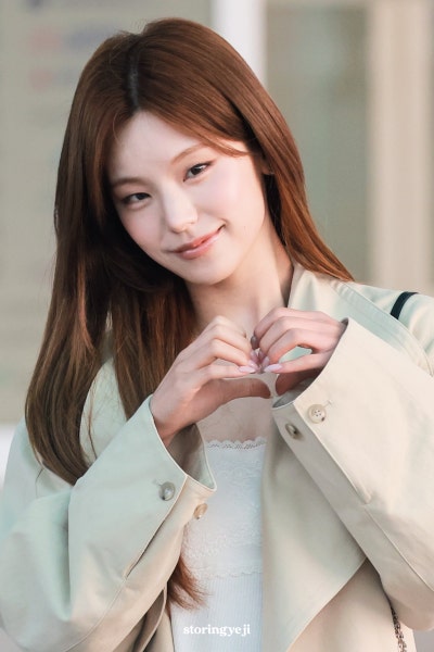 Seriously, she’s a super beauty with an insane goddess vibe..🧡 Roger Goddess Yeji’s airport fashion summons the autumn woman with a lace dress and trench coat combination🍂