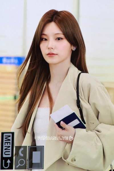 Seriously, she’s a super beauty with an insane goddess vibe..🧡 Roger Goddess Yeji’s airport fashion summons the autumn woman with a lace dress and trench coat combination🍂