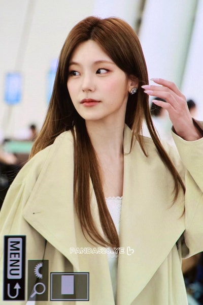 Seriously, she’s a super beauty with an insane goddess vibe..🧡 Roger Goddess Yeji’s airport fashion summons the autumn woman with a lace dress and trench coat combination🍂
