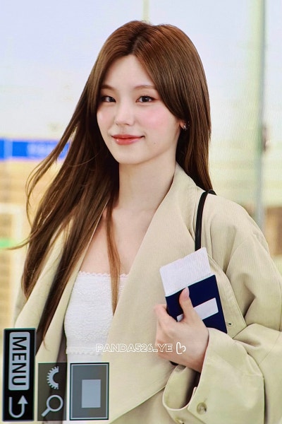 Seriously, she’s a super beauty with an insane goddess vibe..🧡 Roger Goddess Yeji’s airport fashion summons the autumn woman with a lace dress and trench coat combination🍂