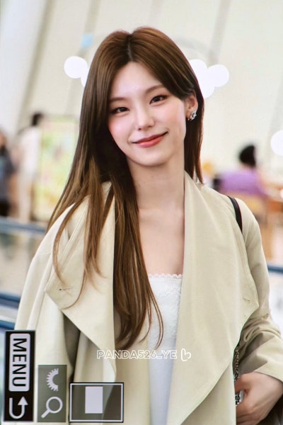 Seriously, she’s a super beauty with an insane goddess vibe..🧡 Roger Goddess Yeji’s airport fashion summons the autumn woman with a lace dress and trench coat combination🍂
