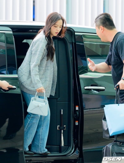 She seriously looks just like the youngest daughter of a wealthy family..🩶 From the Dior Sigahl bag carried by Yuna Kim to the Cannage cardigan, Jisoo's airport fashion has crowned her the autumn Dior goddess🍂
