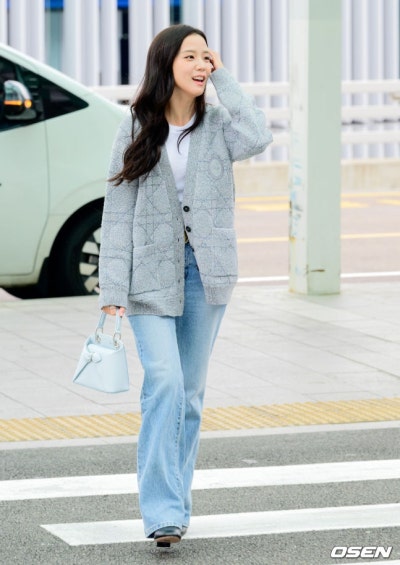 She seriously looks just like the youngest daughter of a wealthy family..🩶 From the Dior Sigahl bag carried by Yuna Kim to the Cannage cardigan, Jisoo's airport fashion has crowned her the autumn Dior goddess🍂