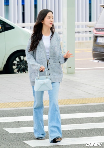 She seriously looks just like the youngest daughter of a wealthy family..🩶 From the Dior Sigahl bag carried by Yuna Kim to the Cannage cardigan, Jisoo's airport fashion has crowned her the autumn Dior goddess🍂