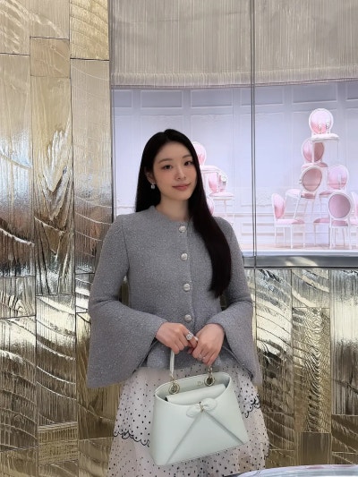 She seriously looks just like the youngest daughter of a wealthy family..🩶 From the Dior Sigahl bag carried by Yuna Kim to the Cannage cardigan, Jisoo's airport fashion has crowned her the autumn Dior goddess🍂