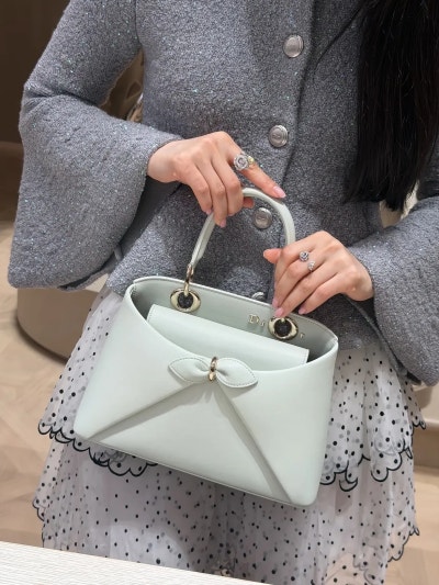 She seriously looks just like the youngest daughter of a wealthy family..🩶 From the Dior Sigahl bag carried by Yuna Kim to the Cannage cardigan, Jisoo's airport fashion has crowned her the autumn Dior goddess🍂