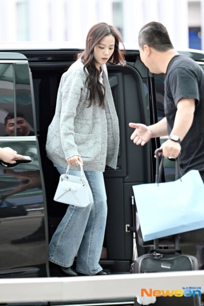 She seriously looks just like the youngest daughter of a wealthy family..🩶 From the Dior Sigahl bag carried by Yuna Kim to the Cannage cardigan, Jisoo's airport fashion has crowned her the autumn Dior goddess🍂