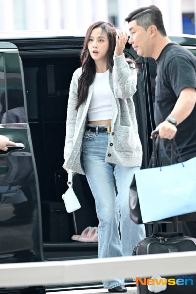 She seriously looks just like the youngest daughter of a wealthy family..🩶 From the Dior Sigahl bag carried by Yuna Kim to the Cannage cardigan, Jisoo's airport fashion has crowned her the autumn Dior goddess🍂