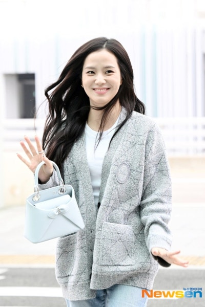 She seriously looks just like the youngest daughter of a wealthy family..🩶 From the Dior Sigahl bag carried by Yuna Kim to the Cannage cardigan, Jisoo's airport fashion has crowned her the autumn Dior goddess🍂