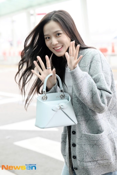 She seriously looks just like the youngest daughter of a wealthy family..🩶 From the Dior Sigahl bag carried by Yuna Kim to the Cannage cardigan, Jisoo's airport fashion has crowned her the autumn Dior goddess🍂
