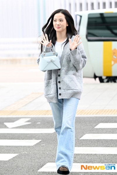 She seriously looks just like the youngest daughter of a wealthy family..🩶 From the Dior Sigahl bag carried by Yuna Kim to the Cannage cardigan, Jisoo's airport fashion has crowned her the autumn Dior goddess🍂