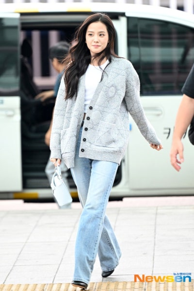 She seriously looks just like the youngest daughter of a wealthy family..🩶 From the Dior Sigahl bag carried by Yuna Kim to the Cannage cardigan, Jisoo's airport fashion has crowned her the autumn Dior goddess🍂