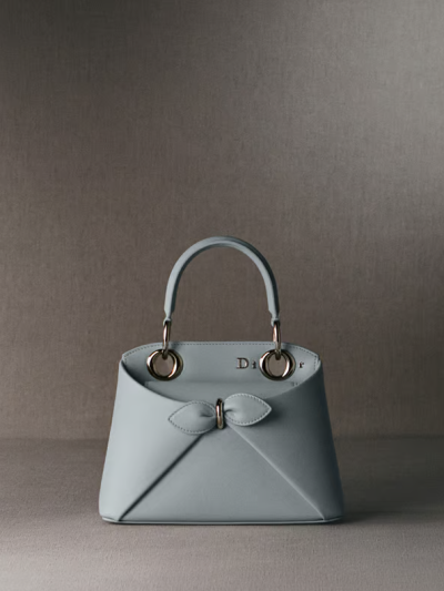 She seriously looks just like the youngest daughter of a wealthy family..🩶 From the Dior Sigahl bag carried by Yuna Kim to the Cannage cardigan, Jisoo's airport fashion has crowned her the autumn Dior goddess🍂