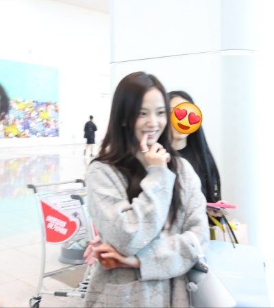 She seriously looks just like the youngest daughter of a wealthy family..🩶 From the Dior Sigahl bag carried by Yuna Kim to the Cannage cardigan, Jisoo's airport fashion has crowned her the autumn Dior goddess🍂
