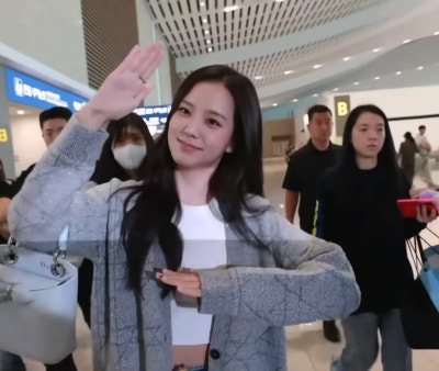 She seriously looks just like the youngest daughter of a wealthy family..🩶 From the Dior Sigahl bag carried by Yuna Kim to the Cannage cardigan, Jisoo's airport fashion has crowned her the autumn Dior goddess🍂