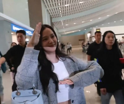 She seriously looks just like the youngest daughter of a wealthy family..🩶 From the Dior Sigahl bag carried by Yuna Kim to the Cannage cardigan, Jisoo's airport fashion has crowned her the autumn Dior goddess🍂