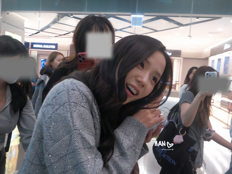 She seriously looks just like the youngest daughter of a wealthy family..🩶 From the Dior Sigahl bag carried by Yuna Kim to the Cannage cardigan, Jisoo's airport fashion has crowned her the autumn Dior goddess🍂