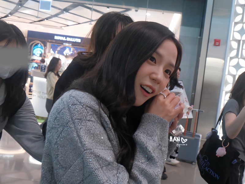 She seriously looks just like the youngest daughter of a wealthy family..🩶 From the Dior Sigahl bag carried by Yuna Kim to the Cannage cardigan, Jisoo's airport fashion has crowned her the autumn Dior goddess🍂