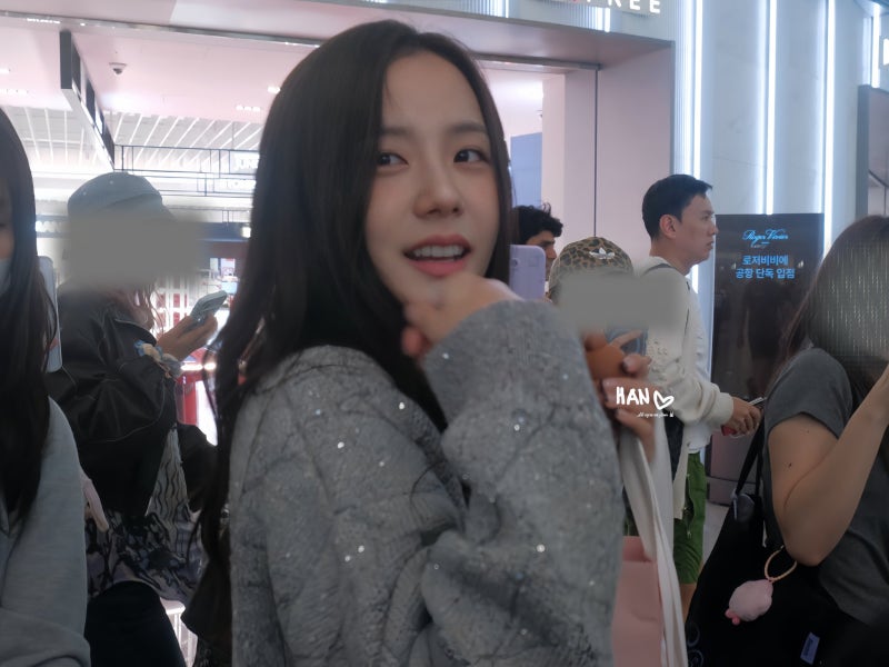She seriously looks just like the youngest daughter of a wealthy family..🩶 From the Dior Sigahl bag carried by Yuna Kim to the Cannage cardigan, Jisoo's airport fashion has crowned her the autumn Dior goddess🍂