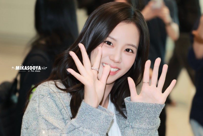 She seriously looks just like the youngest daughter of a wealthy family..🩶 From the Dior Sigahl bag carried by Yuna Kim to the Cannage cardigan, Jisoo's airport fashion has crowned her the autumn Dior goddess🍂