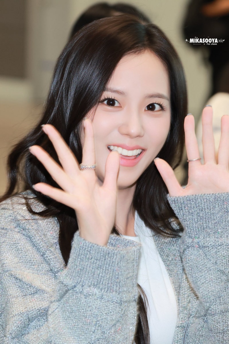 She seriously looks just like the youngest daughter of a wealthy family..🩶 From the Dior Sigahl bag carried by Yuna Kim to the Cannage cardigan, Jisoo's airport fashion has crowned her the autumn Dior goddess🍂