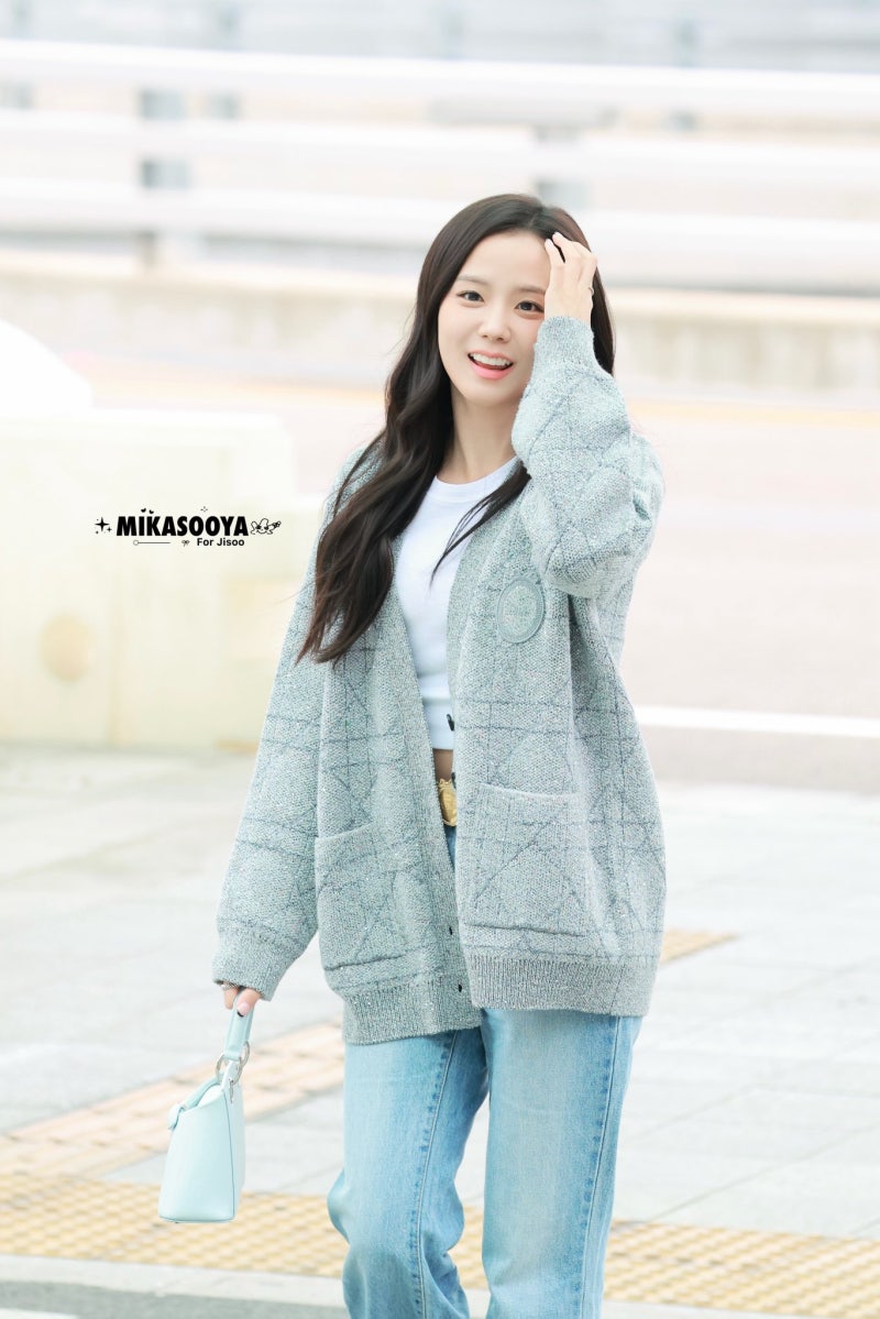 She seriously looks just like the youngest daughter of a wealthy family..🩶 From the Dior Sigahl bag carried by Yuna Kim to the Cannage cardigan, Jisoo's airport fashion has crowned her the autumn Dior goddess🍂