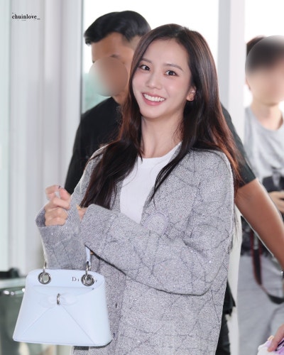 She seriously looks just like the youngest daughter of a wealthy family..🩶 From the Dior Sigahl bag carried by Yuna Kim to the Cannage cardigan, Jisoo's airport fashion has crowned her the autumn Dior goddess🍂