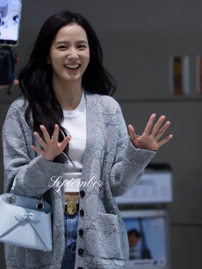 She seriously looks just like the youngest daughter of a wealthy family..🩶 From the Dior Sigahl bag carried by Yuna Kim to the Cannage cardigan, Jisoo's airport fashion has crowned her the autumn Dior goddess🍂