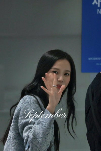 She seriously looks just like the youngest daughter of a wealthy family..🩶 From the Dior Sigahl bag carried by Yuna Kim to the Cannage cardigan, Jisoo's airport fashion has crowned her the autumn Dior goddess🍂